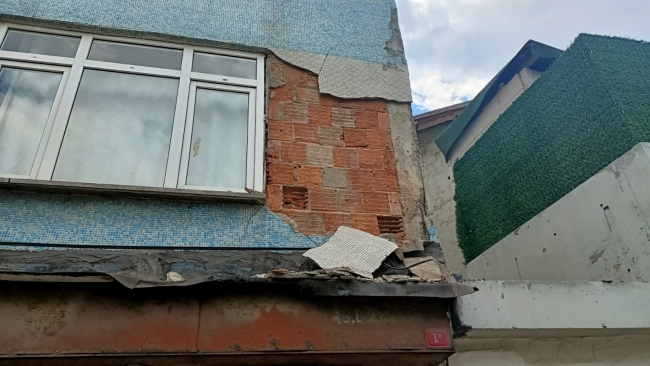 Fatih'te kolonlarında çatlaklar oluşan bina boşaltıldı