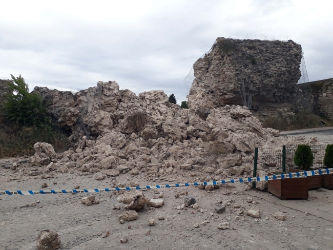 Fatih'te tarihi surlarda çökme: Cadde trafiğe kapandı