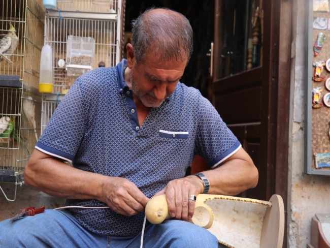 Emekli bankacı su kabaklarını sanat eserine dönüştürüyor
