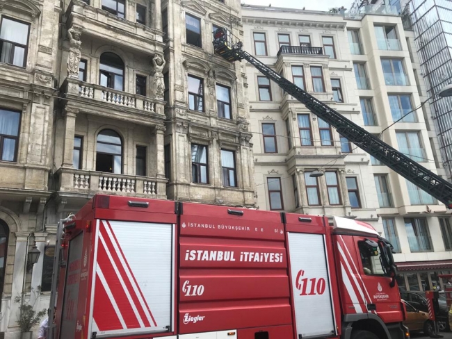 İstanbul'da tarihi otelde yangın