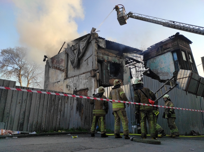 Fatih'te metruk binada yangın