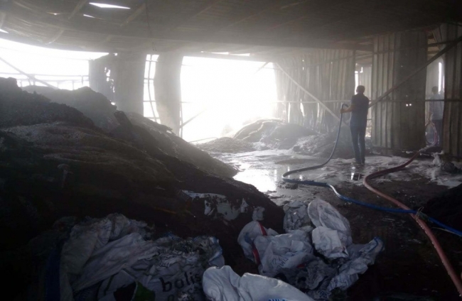 İzmir'de plastik fabrikasında yangın