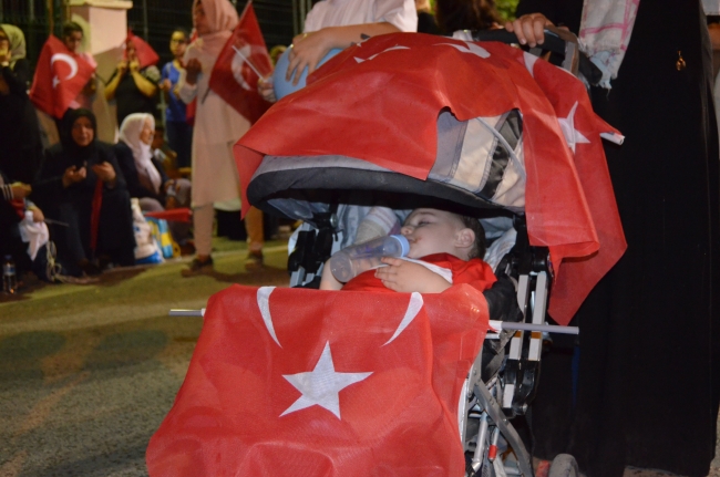 Milyonlar şehitler için meydanlara indi