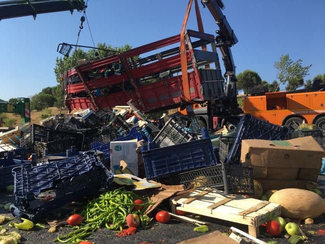 TEM'de kamyon devrildi, tonlarca meyve ve sebze yolla döküldü