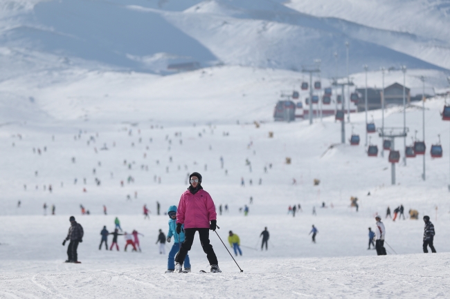 Bu sezon Erciyes'te 2 milyon 250 bin kişi kayak yaptı