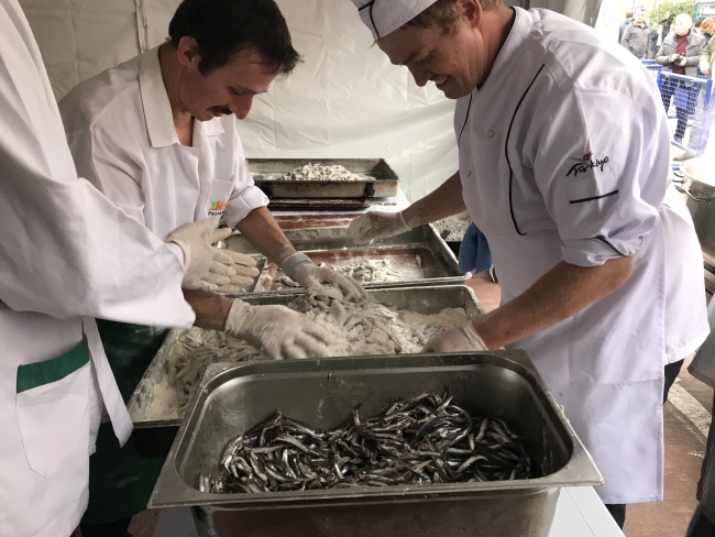 Bayrampaşa'da festivalde 2 ton hamsi dağıtıldı