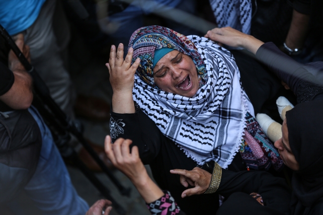 İsrail'in şehit ettiği gönüllü hemşire Rezzan en-Neccar son yolculuğuna uğurlandı