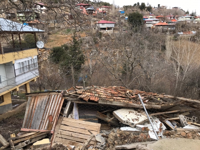 Feke'de yol çöktü 1 ev yıkıldı