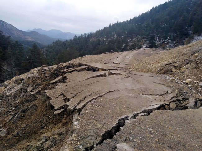 Feke'de yol çöktü 1 ev yıkıldı