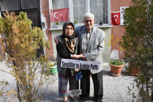 Felçli eşi için sokağı çiçek bahçesine çevirdi