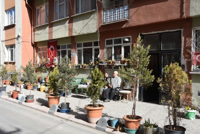 Felçli eşi için sokağı çiçek bahçesine çevirdi