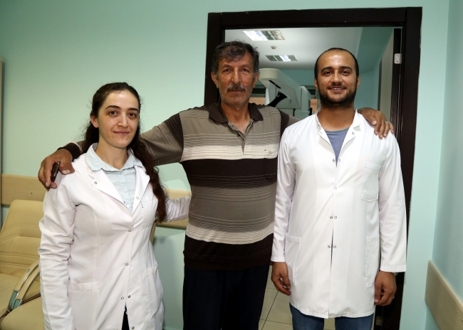 Tekerlekli sandalyeyle geldiği hastaneden yürüyerek çıktı