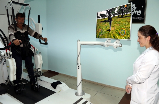 Tekerlekli sandalyeyle geldiği hastaneden yürüyerek çıktı