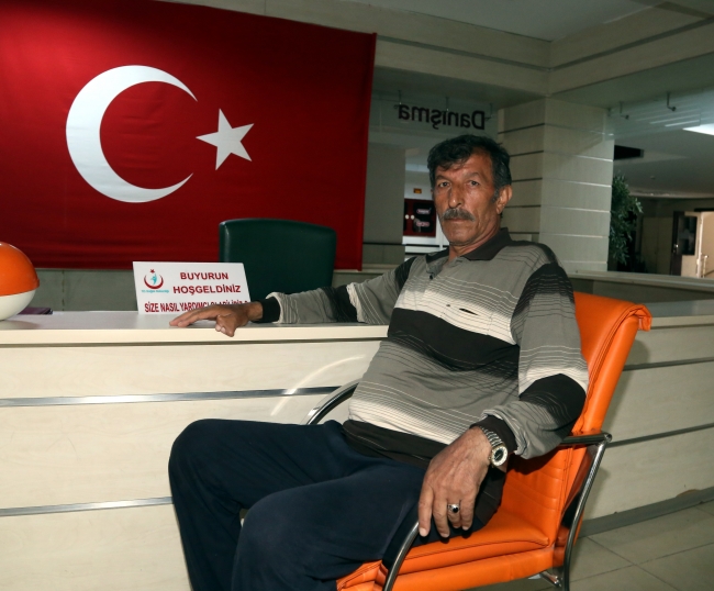 Tekerlekli sandalyeyle geldiği hastaneden yürüyerek çıktı