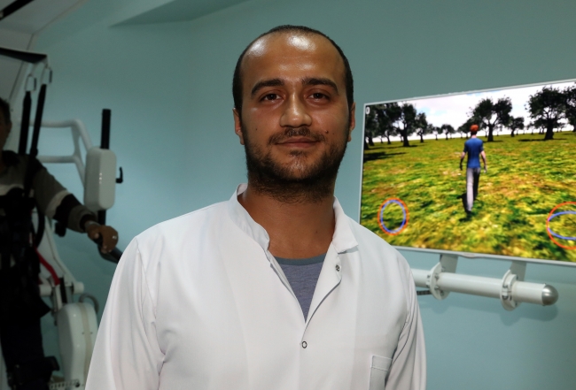 Tekerlekli sandalyeyle geldiği hastaneden yürüyerek çıktı