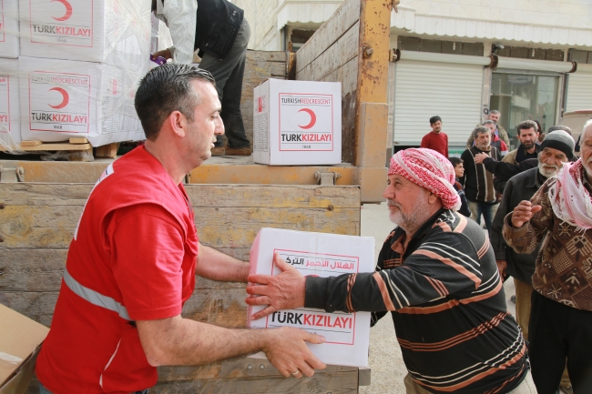 Türk Kızılayı, Afrin kırsalında yardım dağıttı