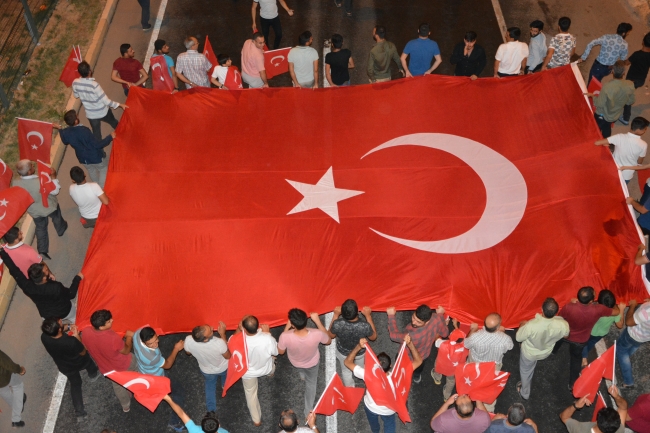 Milyonlar şehitler için meydanlara indi