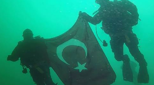 Suyun 20 metre altında Mehmetçik'e destek