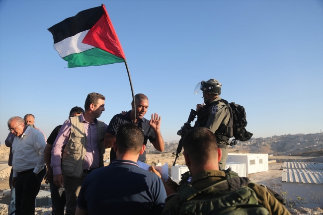 İsrail El-Ayzariyye'ye konteyner evler yerleştirmeye başladı