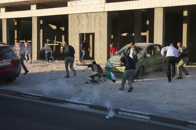 İsrail El-Ayzariyye'ye konteyner evler yerleştirmeye başladı