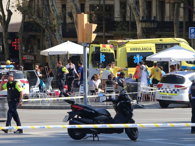 İspanya'da minibüs kalabalığa daldı