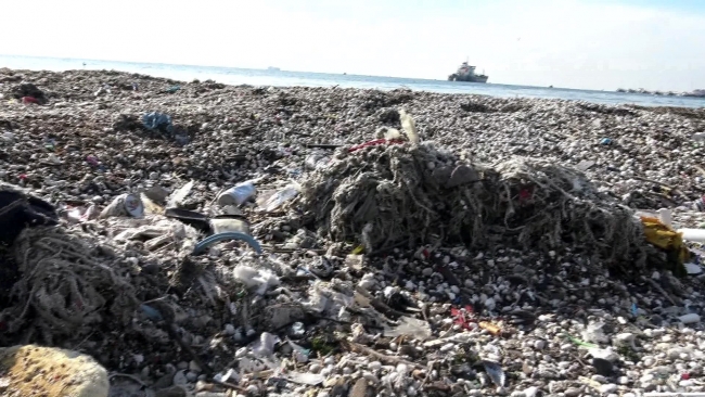 İstanbul'daki fırtına çöpleri sahile taşıdı