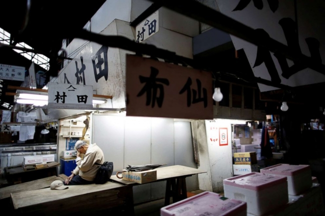 Tokyo'da 83 yıllık tarihi balıkçı pazarı taşınıyor