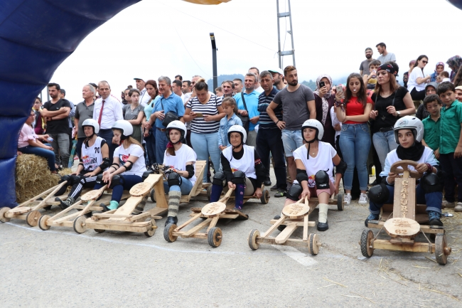 Rize'de "Geleneksel Formulaz Tahta Araba Şenliği" düzenlendi