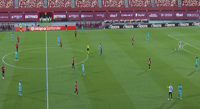 Seyircisiz maçta sahaya seyirci girdi