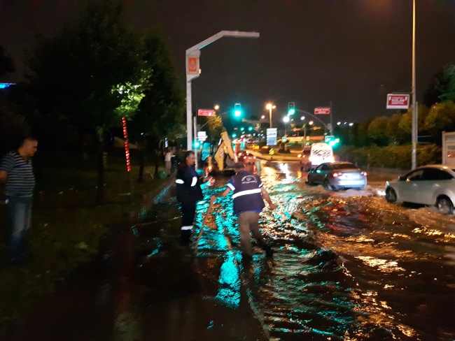 İstanbul’da beklenen sağanak yağış ve dolu etkisini gösterdi