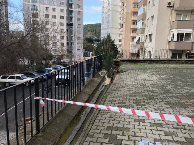 Kartal'da toprak kayması: 6 metrelik istinat duvarı çöktü