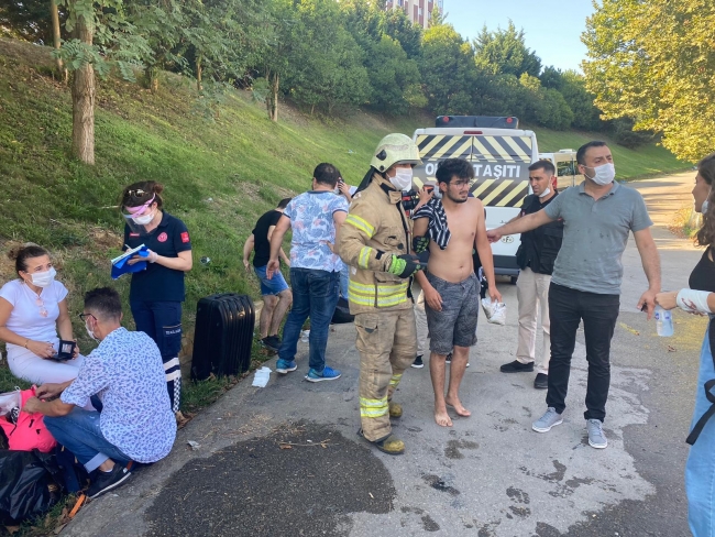 Halk otobüsü Kurtköy Gişeleri'ne çarptı: 24 yaralı