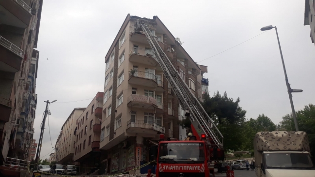 Güngören'de 5 katlı binanın balkonu çöktü