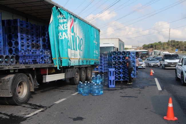 Yola saçılan damacanalar kazaya sebep oldu