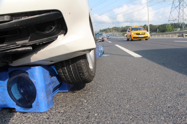 Yola saçılan damacanalar kazaya sebep oldu