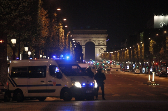 Fransa'nın başkenti Paris'te polise saldırı