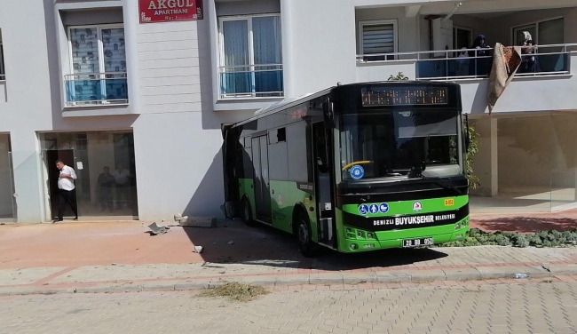 Denizli'de freni boşalan belediye otobüsü bir apartmanın zemin katındaki boş iş yerine girdi. Fotoğraf: DHA