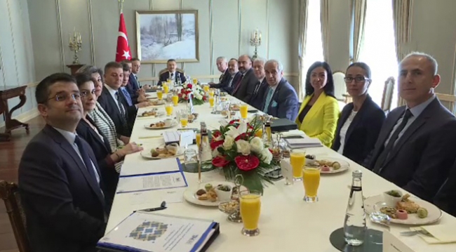 Cumhurbaşkanı Yardımcısı Oktay’dan görüşme trafiği