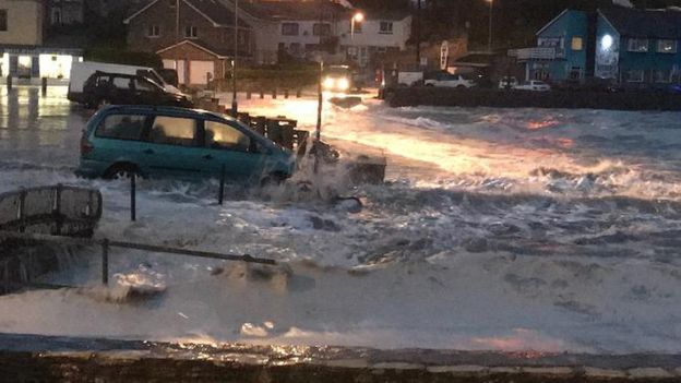 İngiltere'de fırtına alarmı: Dev dalgalar oluştu
