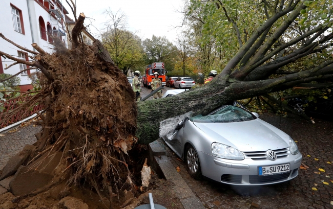 Şiddetli fırtına Orta Avrupa'da hayatı felç etti