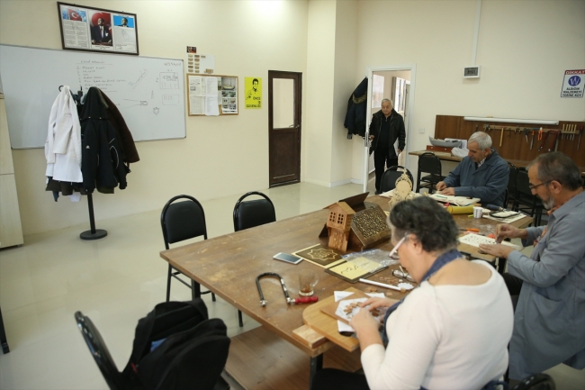 Evinin bodrumunu galeriye çevirdi