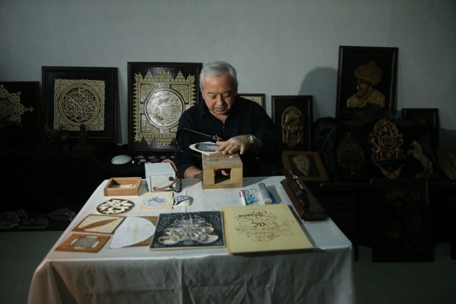 Evinin bodrumunu galeriye çevirdi