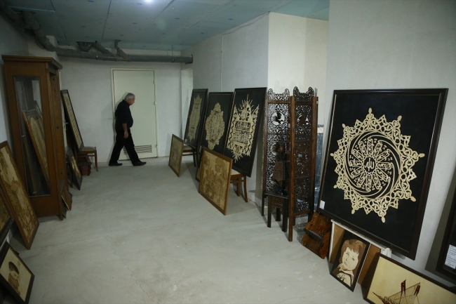 Evinin bodrumunu galeriye çevirdi