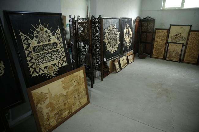 Evinin bodrumunu galeriye çevirdi