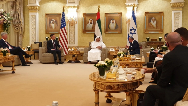 BAE Dışişlerinden Sorumlu Devlet Bakanı Enver Gargaş, Tel Aviv'den gelen ABD ve İsrailli yetkililerle birlikte. 31 Ağustos 2020 / Abu Dabi | Fotoğraf: Reuters