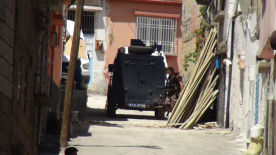 Devriye görevindeki polis aracına saldırı