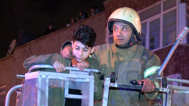 Gaziosmanpaşa'da bina yangını: 12 kişiyi itfaiye kurtardı