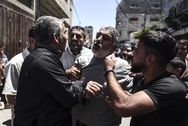 Gazze şehitlerini uğurladı