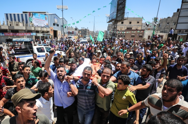 Gazze şehitlerini uğurladı