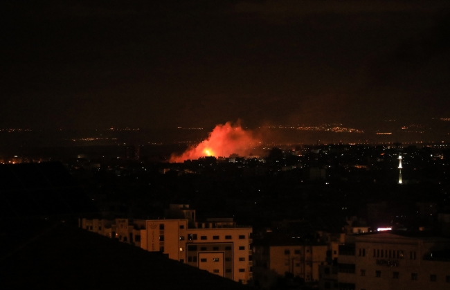 İsrail savaş uçakları Gazze'yi bombaladı